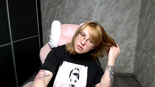 Reginasmilee online show from 15, 3, 2025