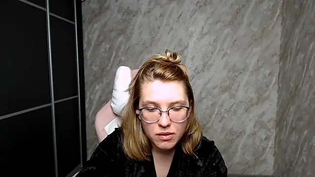 Reginasmilee online show from 16, 3, 2025