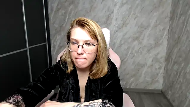 Reginasmilee online show from 17, 3, 2025