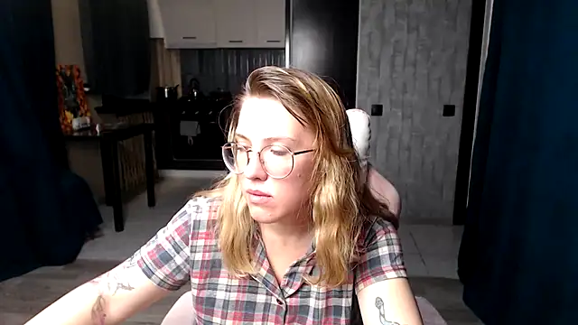 Reginasmilee online show from 11, 9, 2025