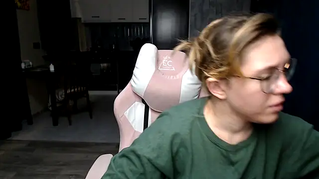 Reginasmilee online show from 28, 9, 2025