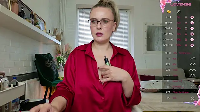 Snapshot of BeautyeyesLovely chatting on 4, 10, 2025 BeautyeyesLovely online show from 4, 10, 2025