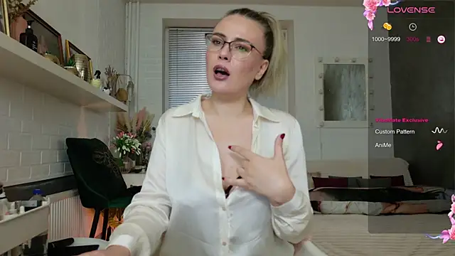 Snapshot of BeautyeyesLovely chatting on 28, 10, 2025 BeautyeyesLovely online show from 28, 10, 2025