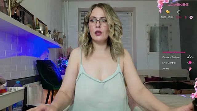 Snapshot of BeautyeyesLovely chatting on 1, 12, 2025 BeautyeyesLovely online show from 1, 12, 2025