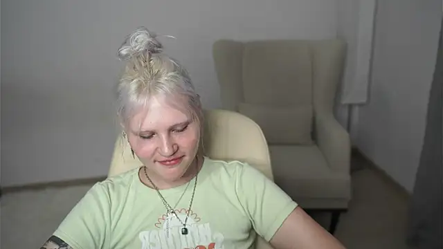 Snapshot of EstherFilteau chatting on 3, 7, 2026 EstherFilteau online show from 3, 7, 2026