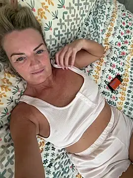 Holly-BlondeMILF44 online show from 20, 7, 2026