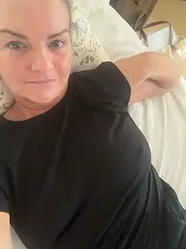 Holly-BlondeMILF44 online show from 23, 7, 2026