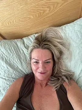 Holly-BlondeMILF44 online show from 2, 8, 2026