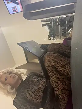Snapshot of xtinasissy chatting on 9, 8, 2026 xtinasissy online show from 9, 8, 2026