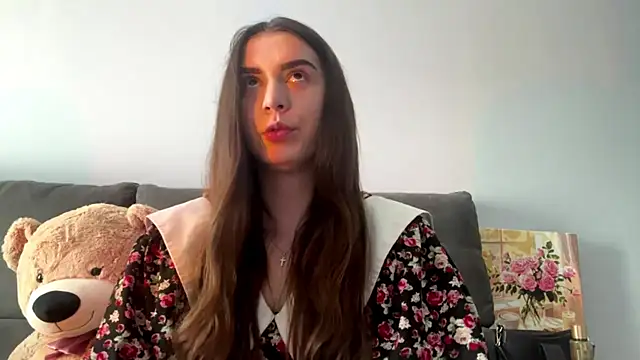 LucyLuxy online show from 6, 8, 2026