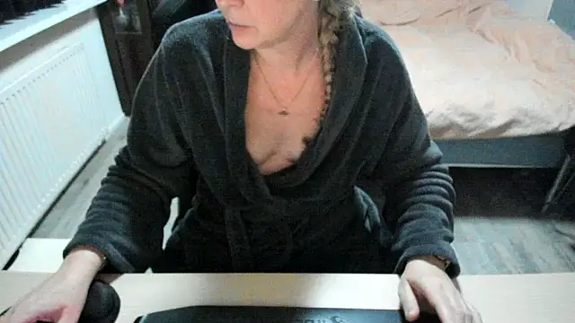 minoesje37 online show from 16, 2, 2025