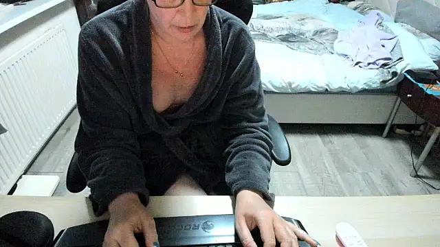 minoesje37 online show from 19, 3, 2025