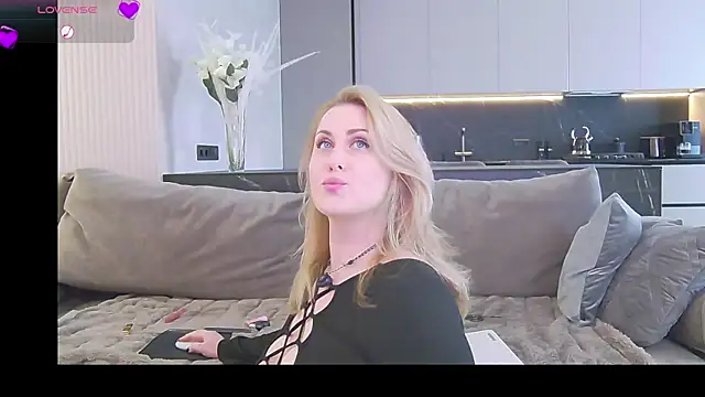 Snapshot of Sinful_Eyes chatting on 5, 2, 2025 Sinful Eyes online show from 5, 2, 2025