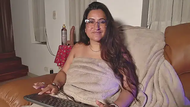 Snapshot of DeesseLuxure chatting on 7, 3, 2025 DeesseLuxure online show from 7, 3, 2025