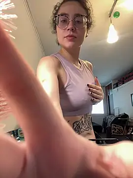 ladyturtle online show from 22, 4, 2026