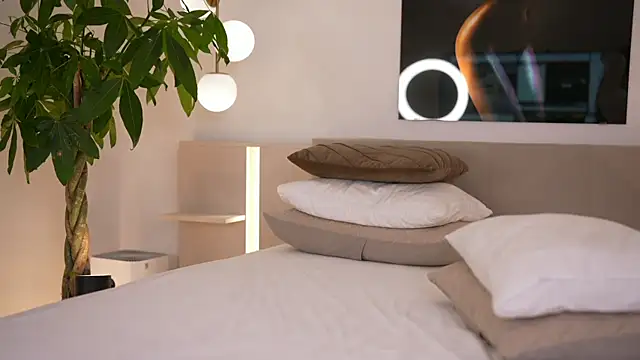 Snapshot of DoviaClaire chatting on 5, 12, 2025 DoviaClaire online show from 5, 12, 2025