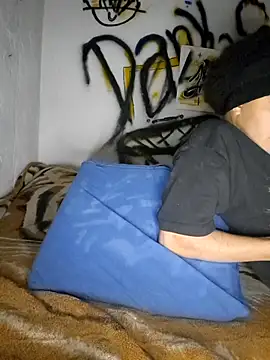 Snapshot of LUNAdeMARTE chatting on 4, 12, 2025 LUNAdeMARTE online show from 4, 12, 2025