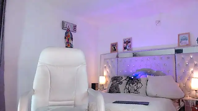 Snapshot of hollythomson chatting on 14, 1, 2025 hollythomson online show from 14, 1, 2025