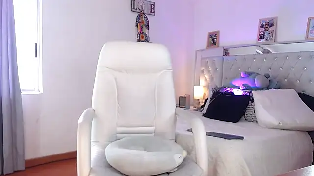 Snapshot of hollythomson chatting on 16, 2, 2025 hollythomson online show from 16, 2, 2025