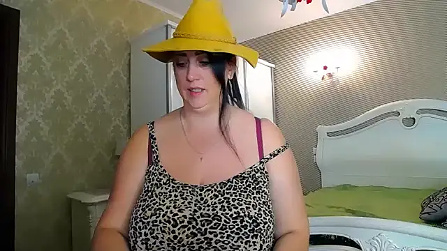 Evelyn Shy online show from 1, 1, 2025