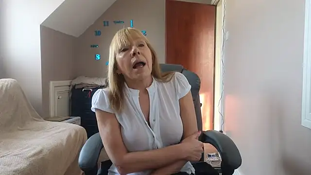 Snapshot of hollyjanesmith chatting on 6, 12, 2024 hollyjanesmith online show from 6, 12, 2024