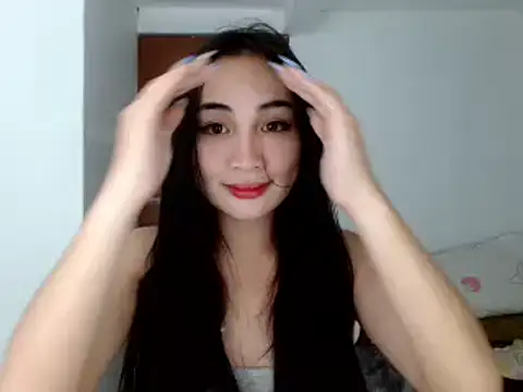 Snapshot of SweetLilly_18 chatting on 6, 12, 2024 SweetLilly 18 online show from 6, 12, 2024