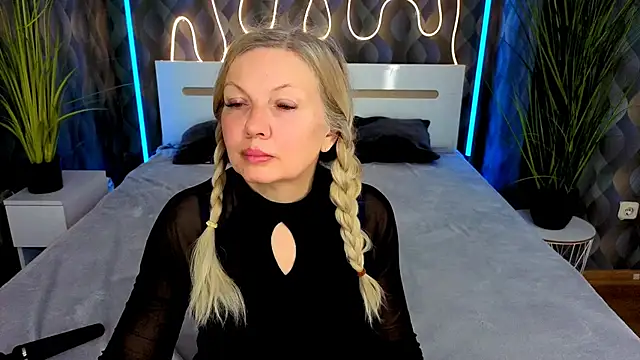 Abby Moore  online show from 25, 4, 2026