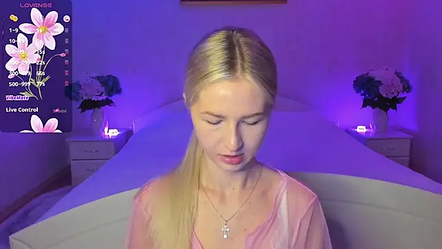 Snapshot of AnnaCarrera chatting on 28, 10, 2025 AnnaCarrera online show from 28, 10, 2025