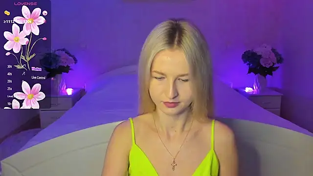 Snapshot of AnnaCarrera chatting on 4, 11, 2025 AnnaCarrera online show from 4, 11, 2025