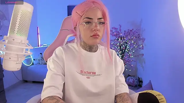 cute catlyn online show from 17, 4, 2026