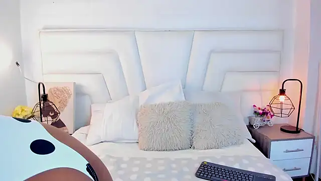 Ellie Alves online show from 24, 12, 2024