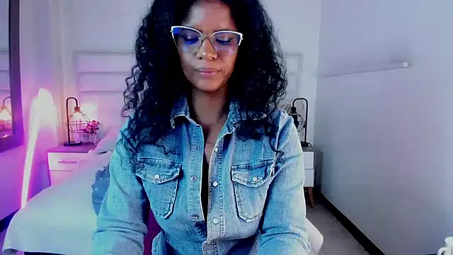 Ellie Alves online show from 30, 1, 2025