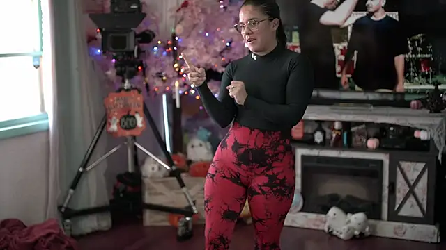 Nikki Torres online show from 20, 10, 2025