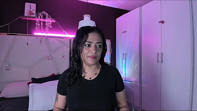 Snapshot of Inndrahot chatting on 16, 12, 2025 Inndrahot online show from 16, 12, 2025