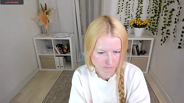 Laly Peach online show from 23, 4, 2026