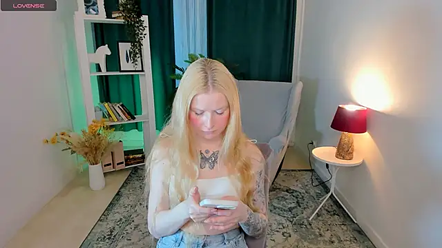 Snapshot of Laly_Peach chatting on 30, 4, 2026 Laly Peach online show from 30, 4, 2026