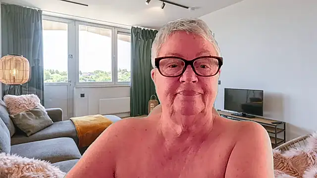 GrannyChrissy68 online show from 18, 4, 2026