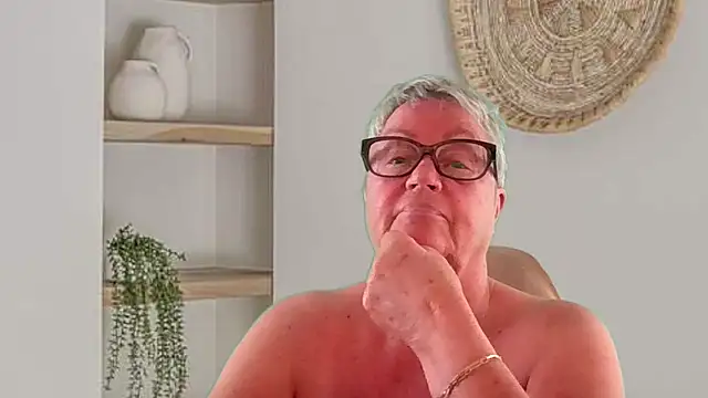 GrannyChrissy68 online show from 27, 7, 2026