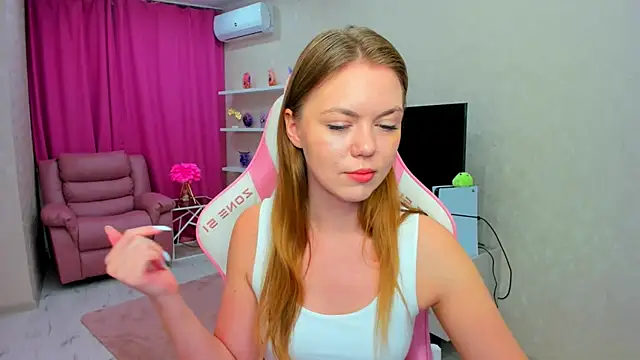 Snapshot of Strawberrye chatting on 9, 6, 2026 Strawberrye online show from 9, 6, 2026