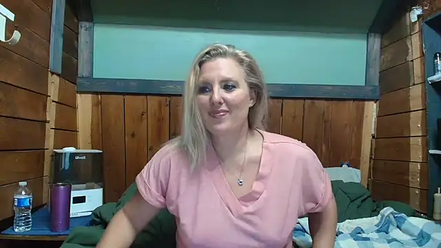 Snapshot of lisaxlovexxx chatting on 1, 3, 2026 lisaxlovexxx online show from 1, 3, 2026