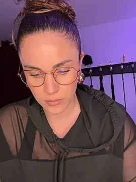 Clara-xoxo online show from 4, 3, 2025