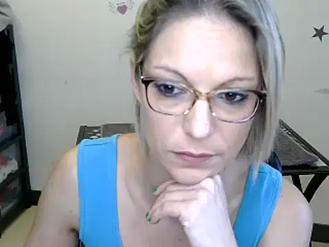 Snapshot of alixfeeling chatting on 4, 12, 2024 alixfeeling online show from 4, 12, 2024