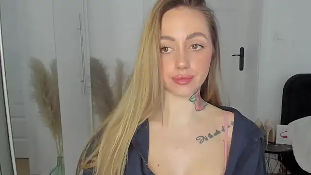 Snapshot of sexyCoralie chatting on 3, 2, 2025 sexyCoralie online show from 3, 2, 2025