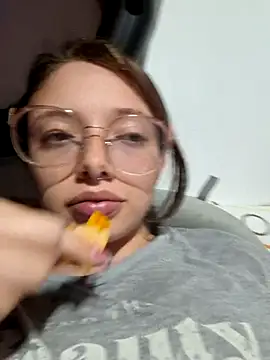 Snapshot of linda-schmidt chatting on 24, 7, 2026 linda-schmidt online show from 24, 7, 2026