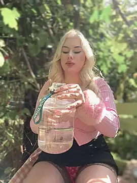 LaraHollywood online show from 22, 9, 2025