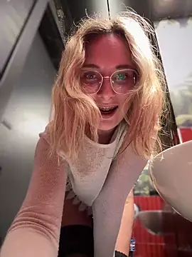 The Snowwhitee online show from 3, 2, 2025