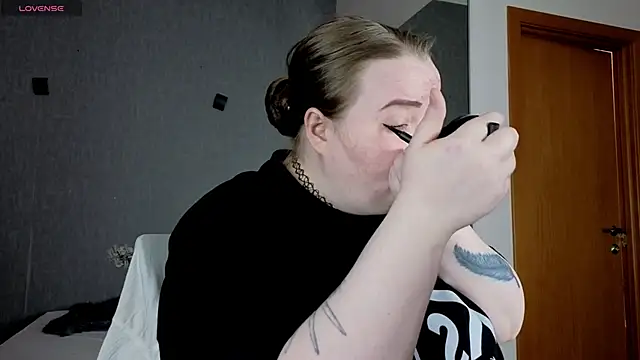 Snapshot of EMMA__CONNOR chatting on 28, 9, 2025 EMMA CONNOR online show from 28, 9, 2025