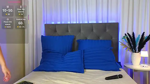 Ariana Petite online show from 7, 11, 2025