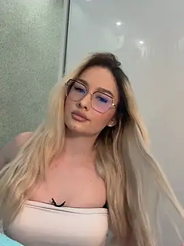 Snapshot of mollyxxx chatting on 9, 5, 2026 mollyxxx online show from 9, 5, 2026