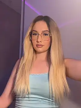 Snapshot of mollyxxx chatting on 13, 5, 2026 mollyxxx online show from 13, 5, 2026